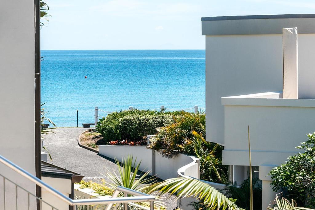 Onetangi Beach Apartments Exteriör bild