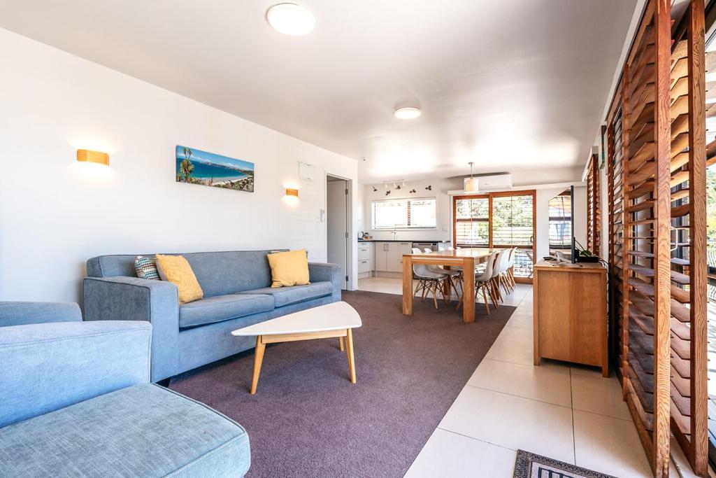 Onetangi Beach Apartments Exteriör bild