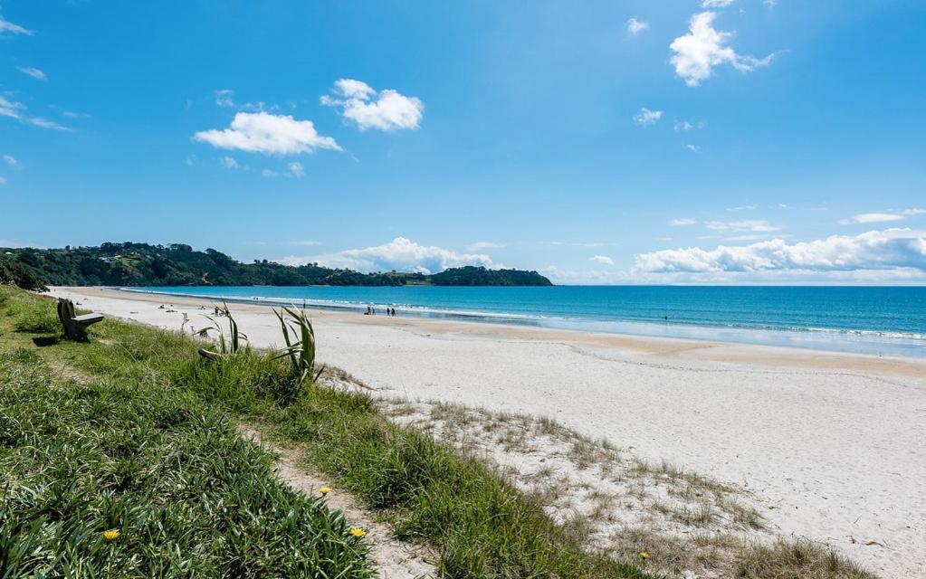 Onetangi Beach Apartments Exteriör bild