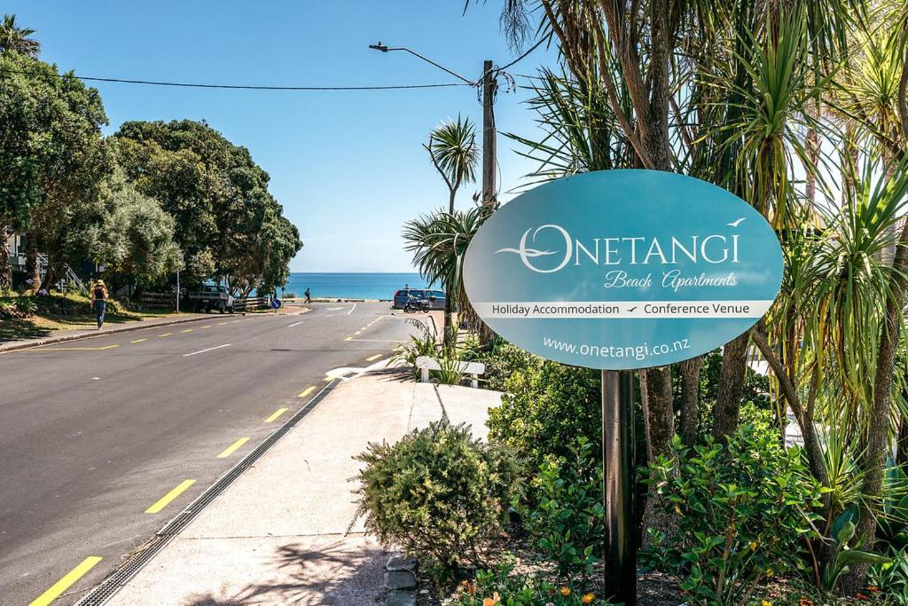 Onetangi Beach Apartments Exteriör bild