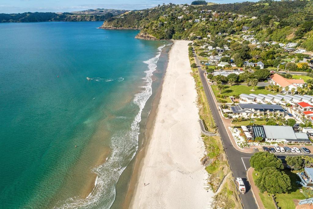 Onetangi Beach Apartments Exteriör bild