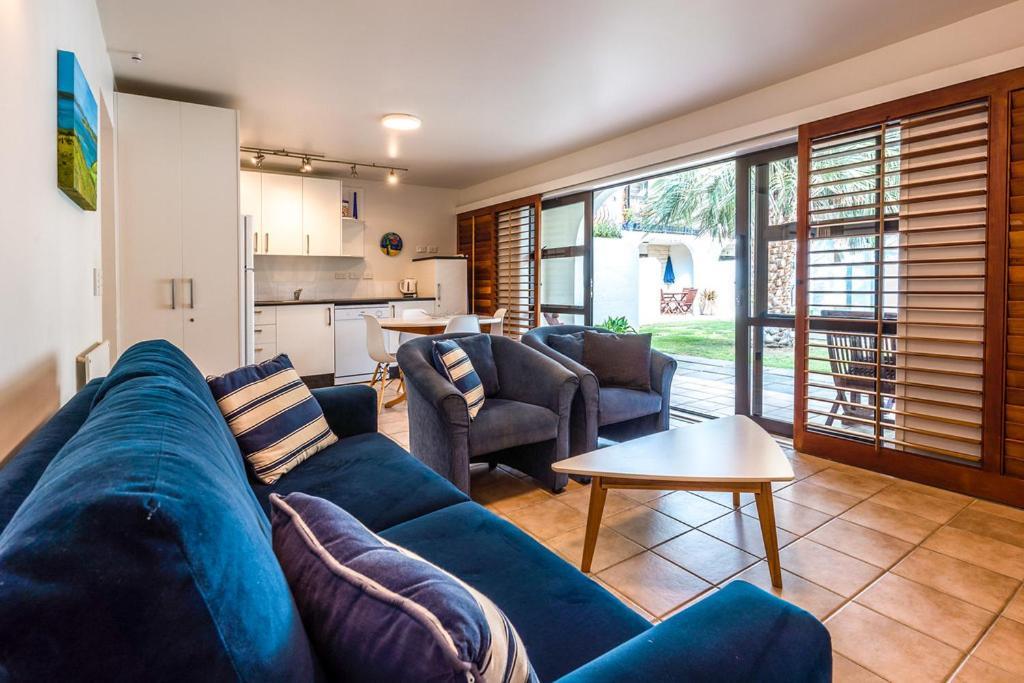 Onetangi Beach Apartments Exteriör bild