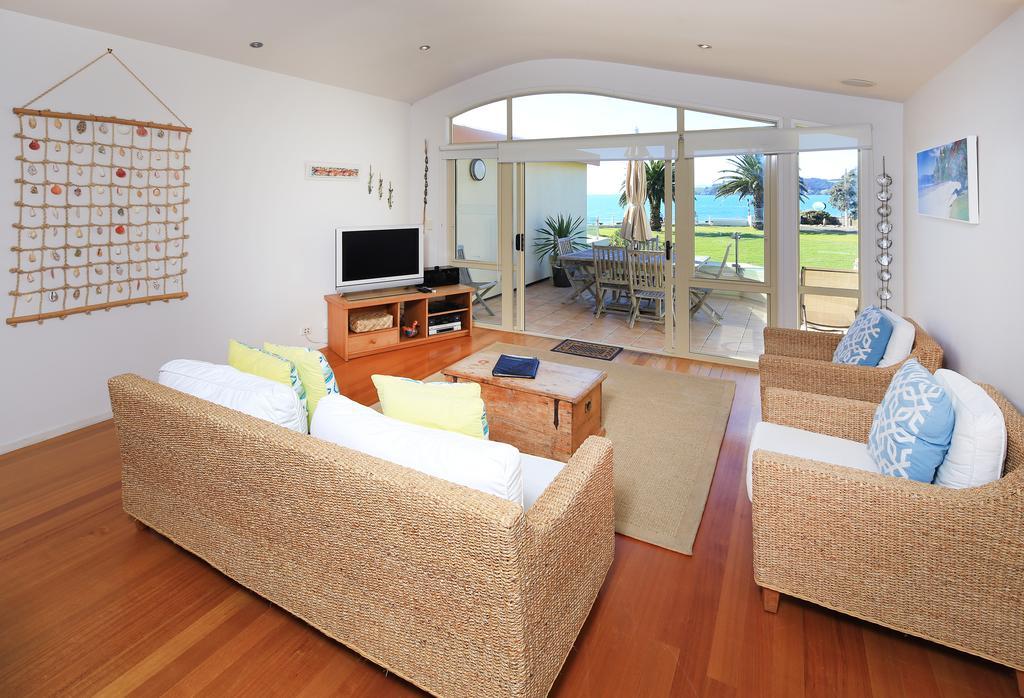 Onetangi Beach Apartments Exteriör bild